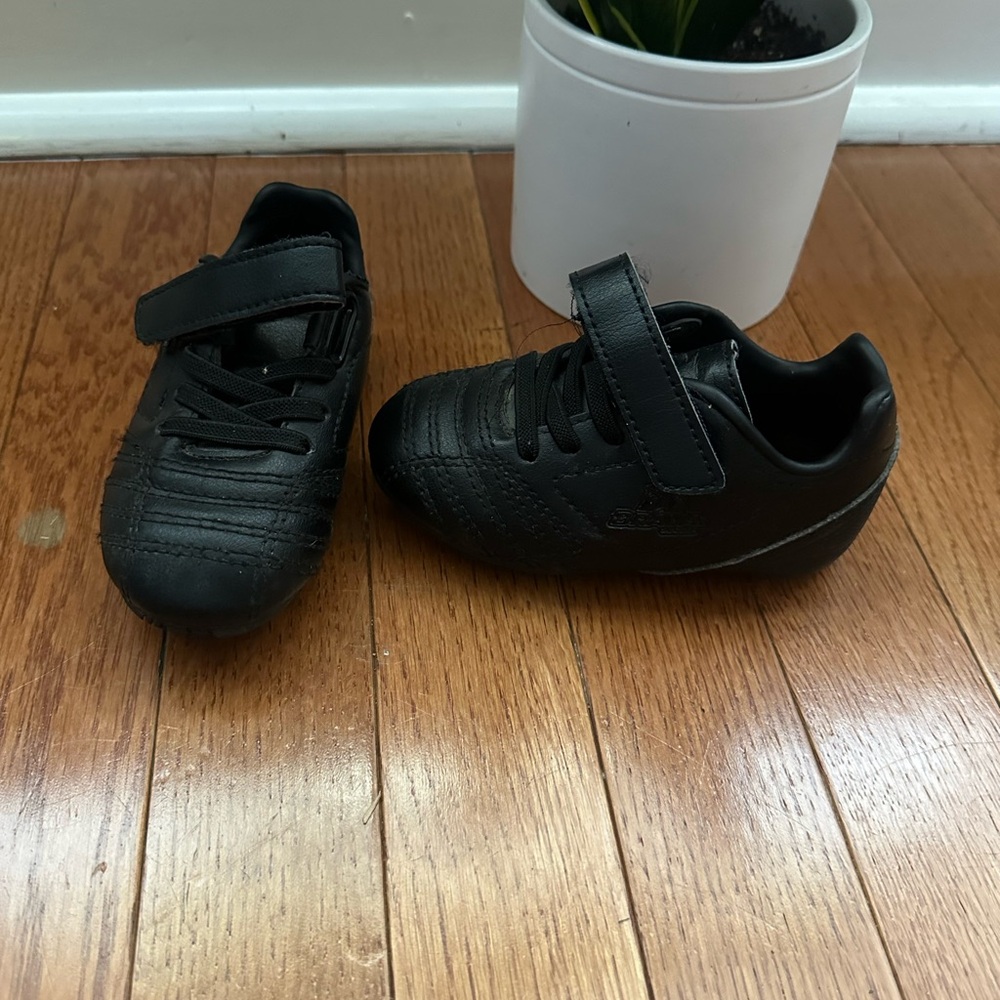 Brava Soccer cleats - Toddler size 6